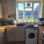 Comfortable Two Bedroom Flat In Putney.