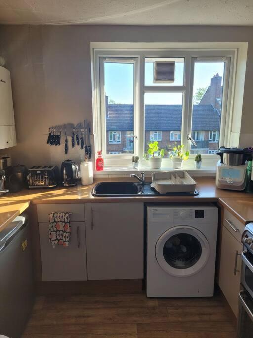 Comfortable Two Bedroom Flat In Putney. *