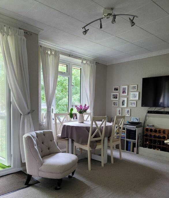 Comfortable Two Bedroom Flat In Putney. * Londra